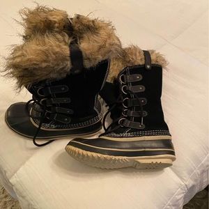 Women’s size 7 snow boots. Great condition..